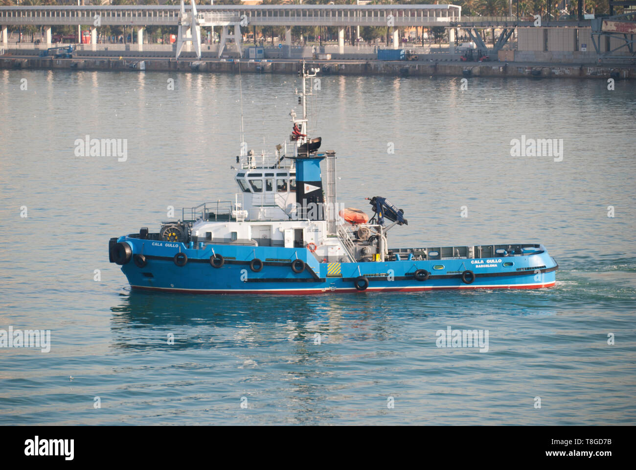 Tug boat Cala Gullo naviguant dans les eaux du port de Barcelone. Banque D'Images