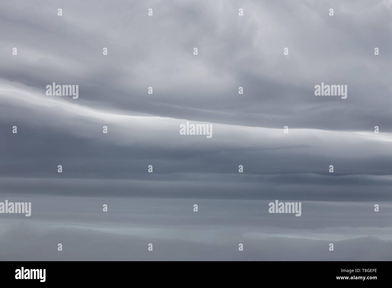 Fond de ciel de tempête avec des nuages sombres. Banque D'Images