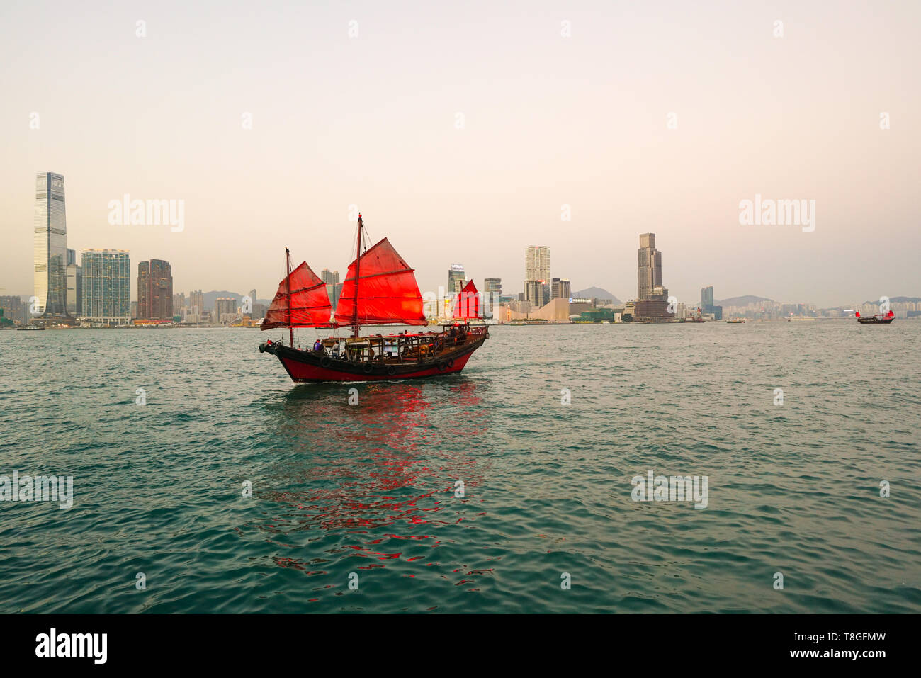Le port de Hong Kong et skyline, jonque rouge voile à l'avant-plan Banque D'Images
