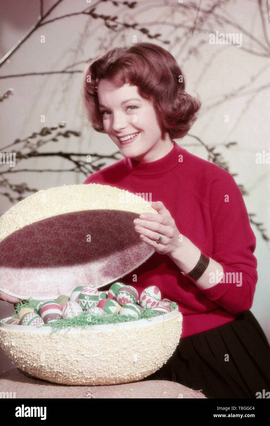 Romy Schneider, deutsche Schauspielerin, mit Osterei, Deutschland 1950 er Jahre. L'actrice allemande Romy Schneider avec quelques oeufs pour Pâques, l'Allemagne des années 1950. Banque D'Images