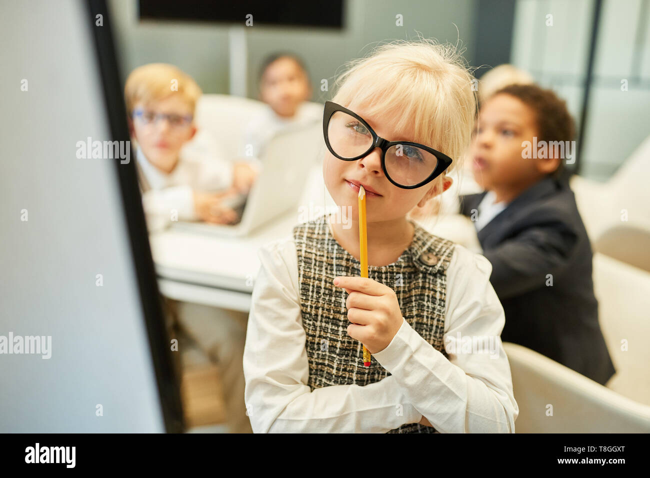 Girl en tant qu'étudiant à réfléchir à un problème difficile sur le tableau Banque D'Images