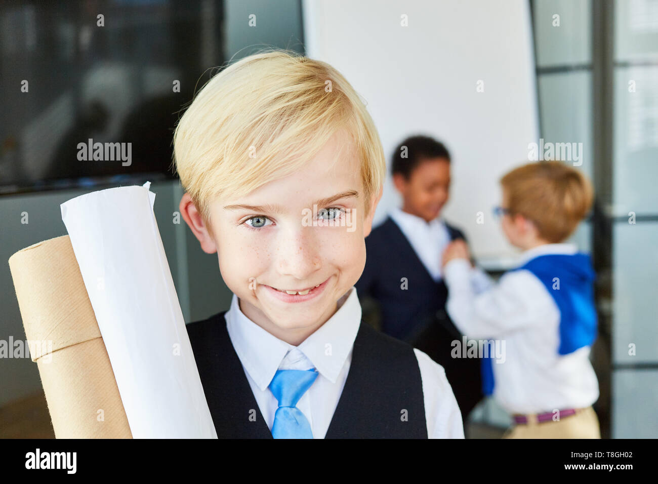 Smiling kid comme un homme d'affaires ou un avocat au bureau Banque D'Images