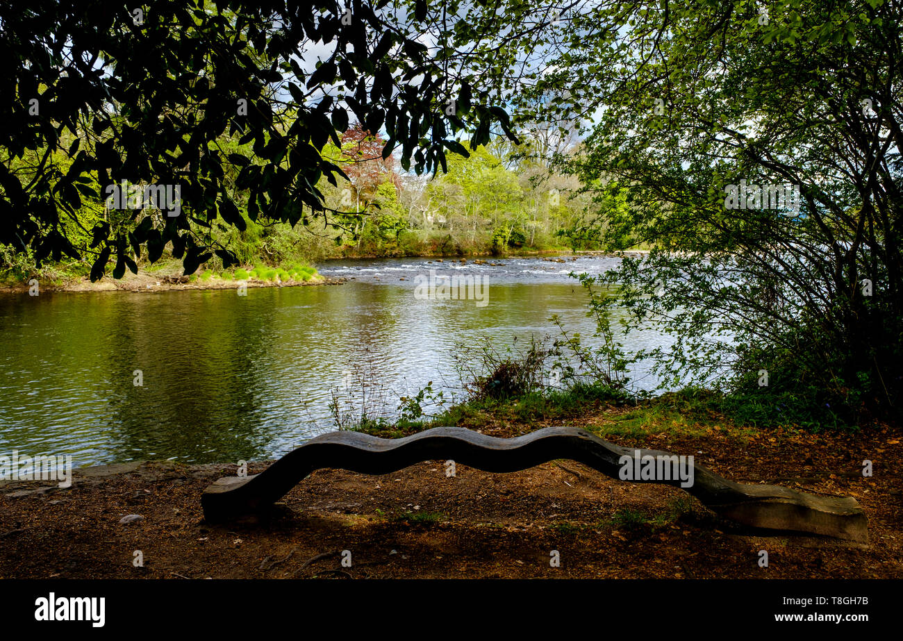 La rivière Ness circulant dans les Highlands d'Écosse Inverness Banque D'Images