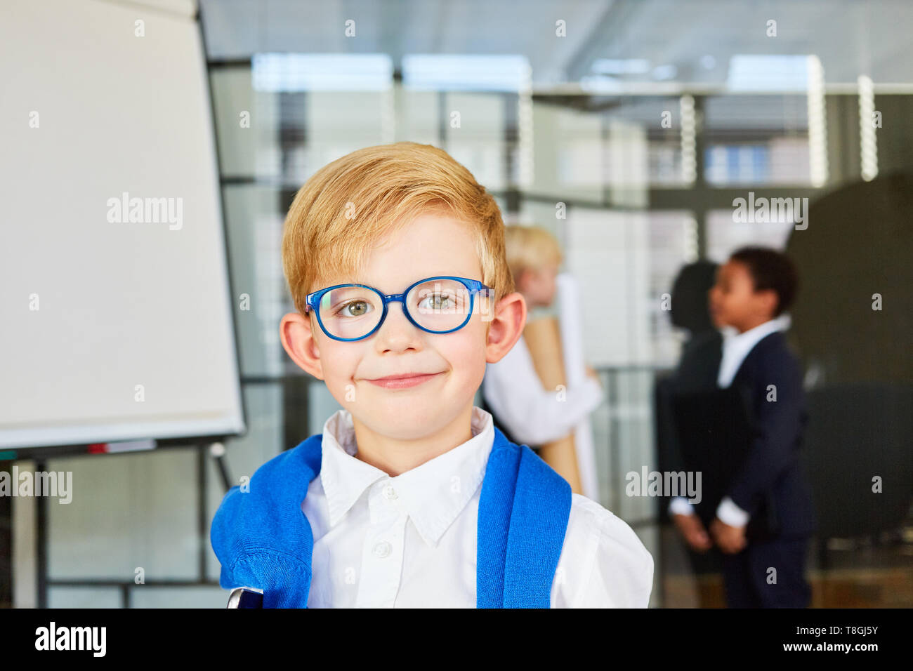 Smiling boy avec des lunettes comme un savant étudiant ou apprenti Banque D'Images