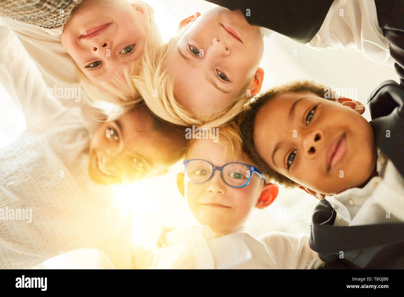 Groupe multiculturel des enfants en cercle comme l'amitié et de concept d'intégration Banque D'Images