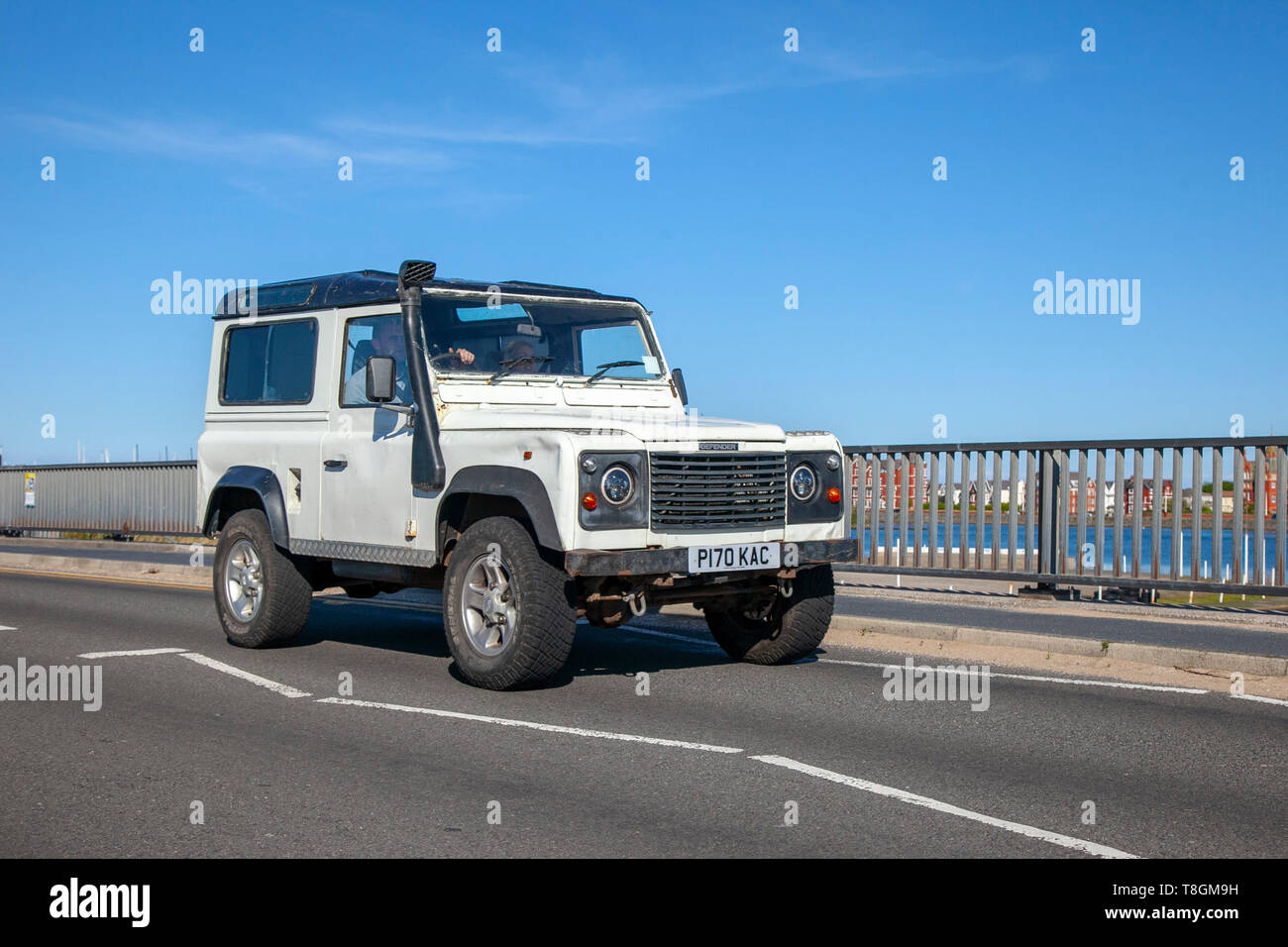 Blanc années 1996 90 années 90 Land Rover 90 Defender TDI, avec échappement de plongée sur la promenade du front de mer, Southport, Merseyside, Royaume-Uni Banque D'Images