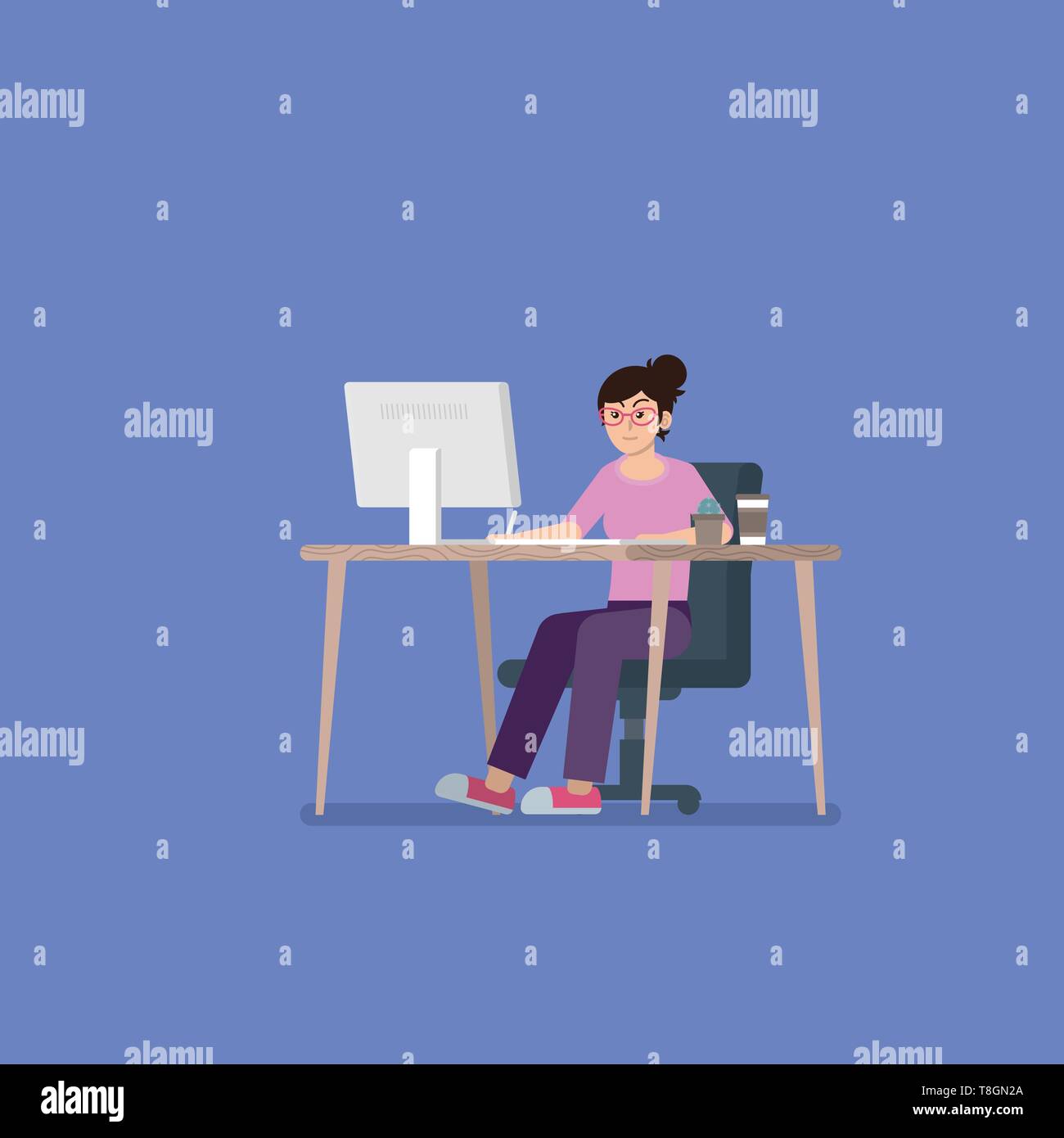 Jeune femme avec des lunettes dans les tenues de travailler sur ordinateur de bureau au bureau avec tablette, tasse de café et cactus en style plat Illustration de Vecteur