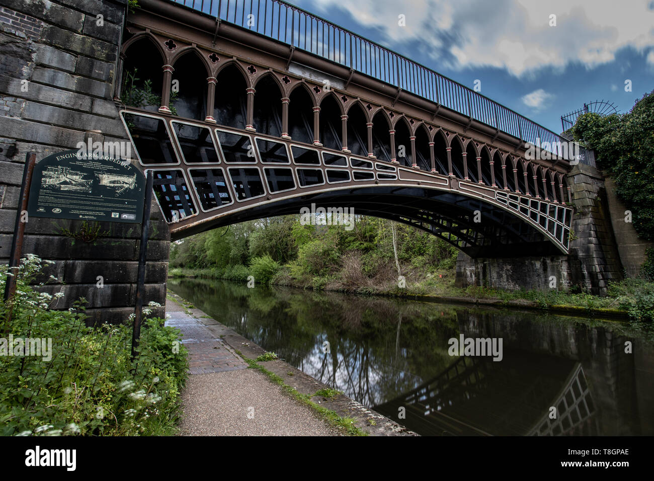 Bras de moteur s'étend sur le canal de Llangollen dans Smethwick, Birmingham, par une chaude journée de printemps. Banque D'Images