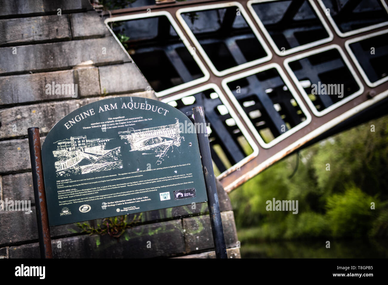 Bras de moteur s'étend sur le canal de Llangollen dans Smethwick, Birmingham, par une chaude journée de printemps. Banque D'Images