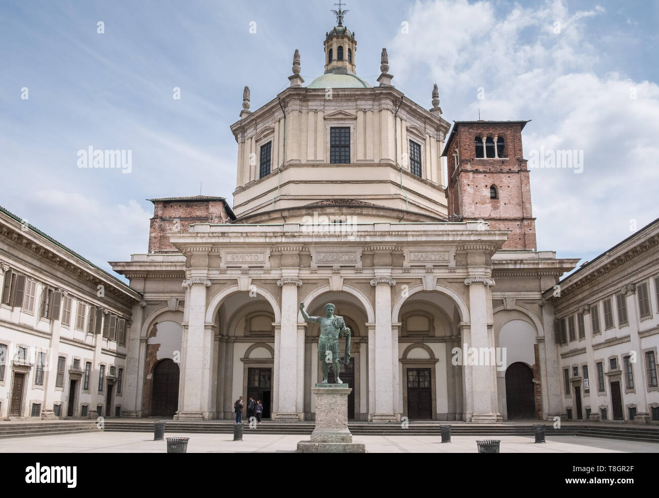 La Basilique di San Lorenzo architecture exterieure des Navigli a Milan Italie Photo Stock Alamy