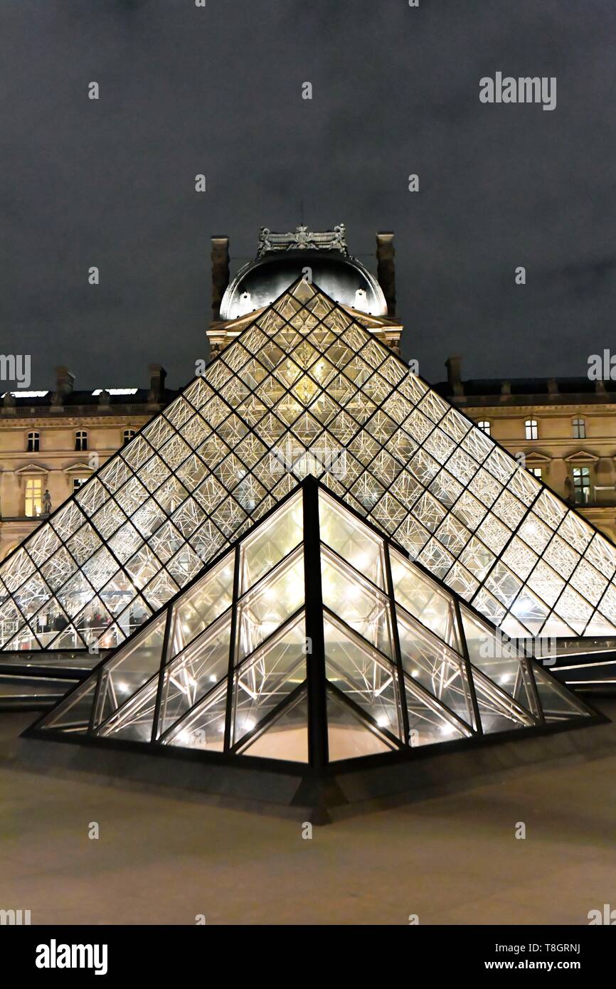 France, Paris, UNESCO World Heritage Site, la pyramide du Louvre par l'architecte Ieoh Ming Pei et façade de la Richelieu pavillon dans la cour Napoléon Banque D'Images