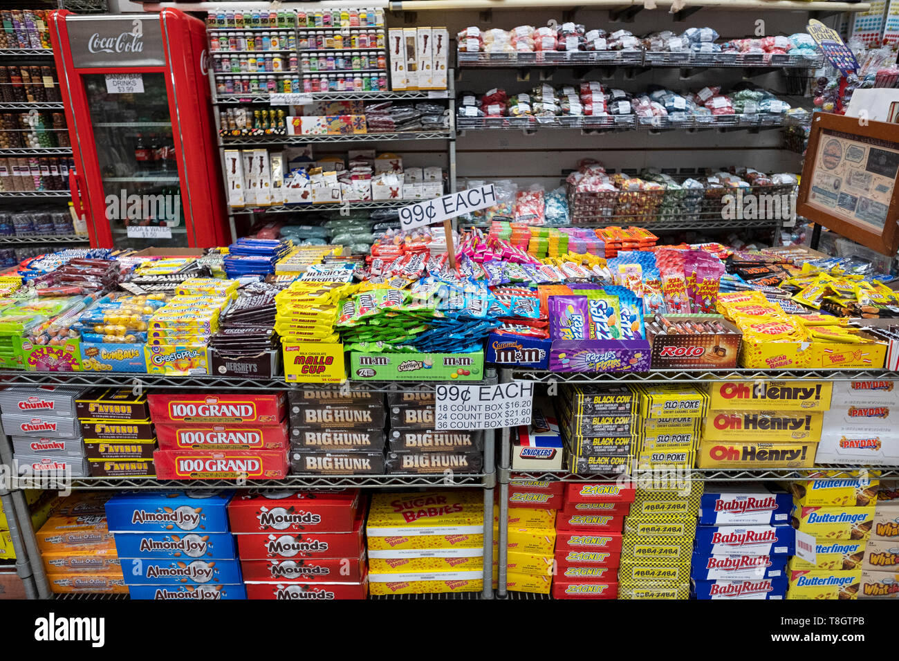 Une grande variété de bonbons y compris marques nostalgique à la vente de bonbon sur Rivington Street dans le lower east side de Manhattan, New York City Banque D'Images