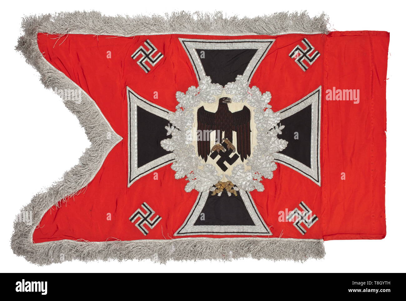 Une norme pour l'artillerie de soie rouge vif. Des deux côtés d'un noir, brodés à la main avec ses plumes d'aigle de l'armée de terre mis en valeur de Brown. Bec et serres rendues en broderie d'or, posée sur un champ de soie de couleur crème, entouré par une couronne de feuilles de chêne d'argent brodé sur une croix de fer. Quatre croix gammées appliquée dans les coins. Frange d'argent sur trois côtés. Des traces de l'âge et l'utilisation. Dimensions ca. 50 x 70 cm., historique, historique de l'artillerie, branche de service, les directions générales de service, le service armé, forces armées, objet, objets, clipping, cut out, Additional-Rights Clearance-Info,--Not-Available Banque D'Images