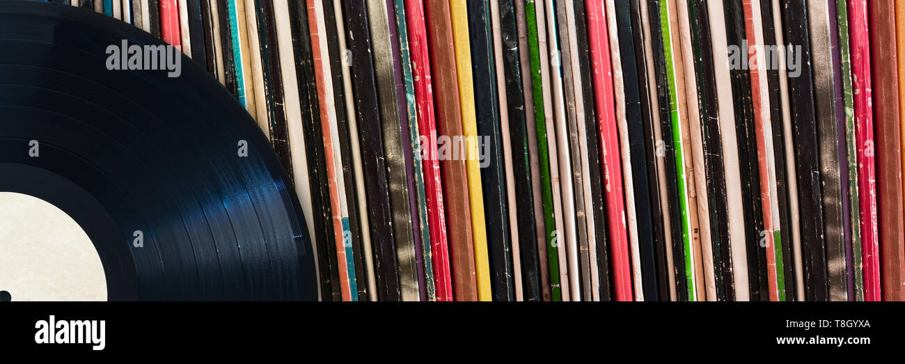 Disque vinyle en face d'une collection d'albums, vintage music concept Banque D'Images