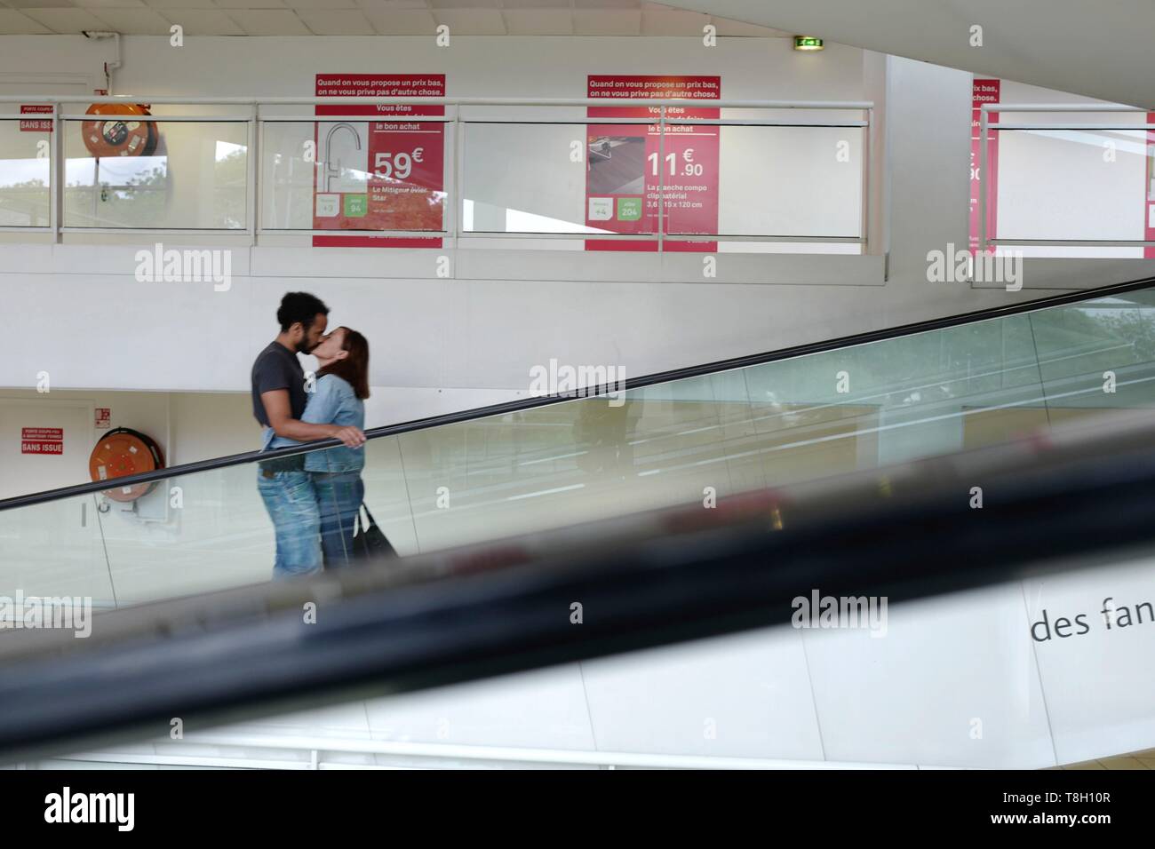 France, Paris, les amoureux baiser derrière le centre commercial Photo  Stock - Alamy