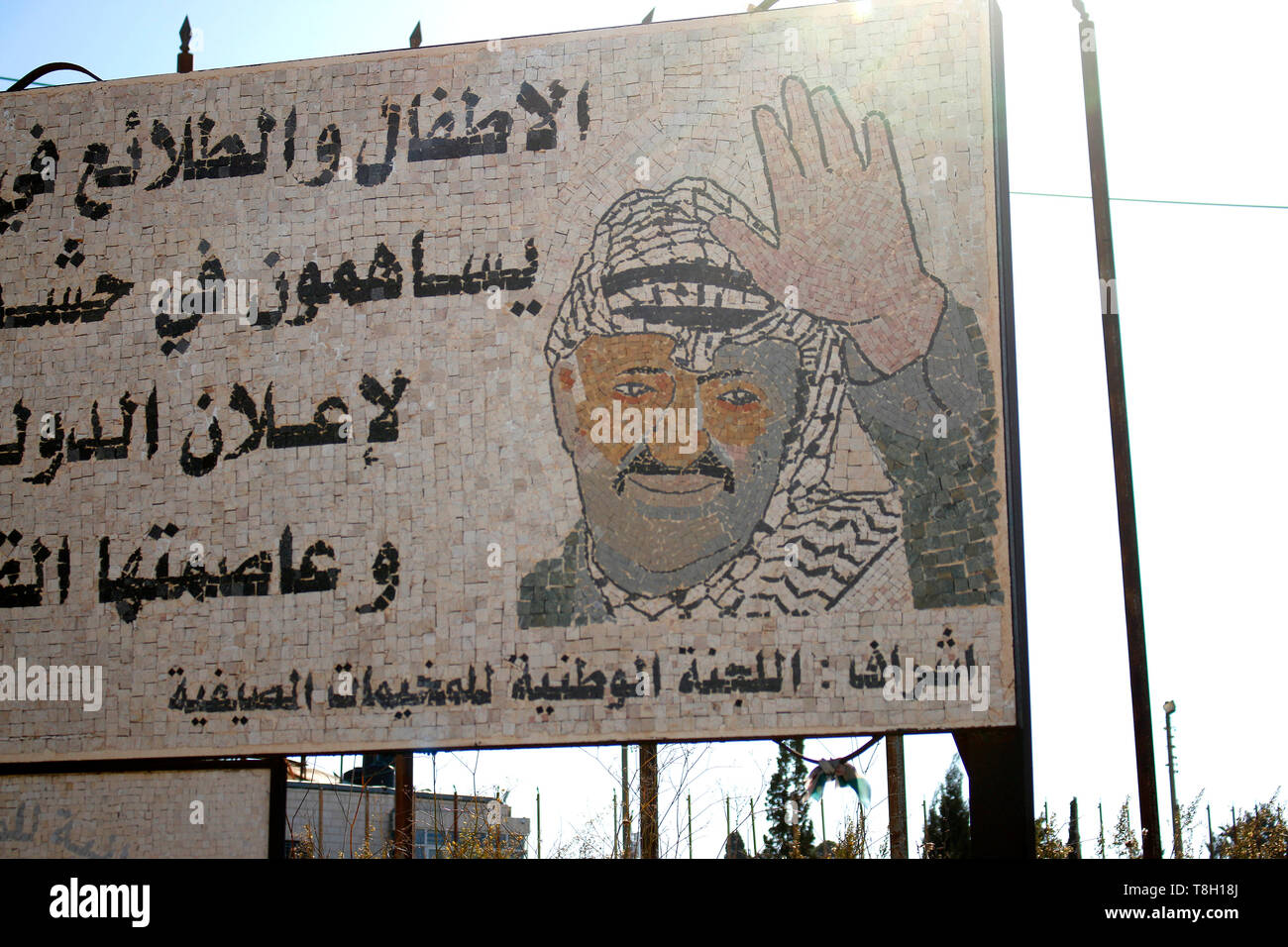 Politische Slogans mit Darstellungen, die den damaligen palaestinensischen Praesidenten zeigen : Jassir Arafat, Ramallah, Westjordanland/ Westbank, Pal Banque D'Images