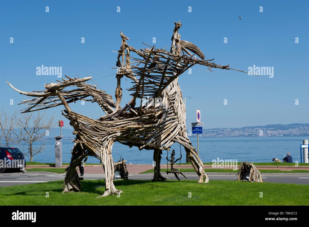 France, Haute Savoie, Evian les Bains, une sculpture de bois flotté le  village de la flotte en face du lac quai baron de Blonay Photo Stock - Alamy