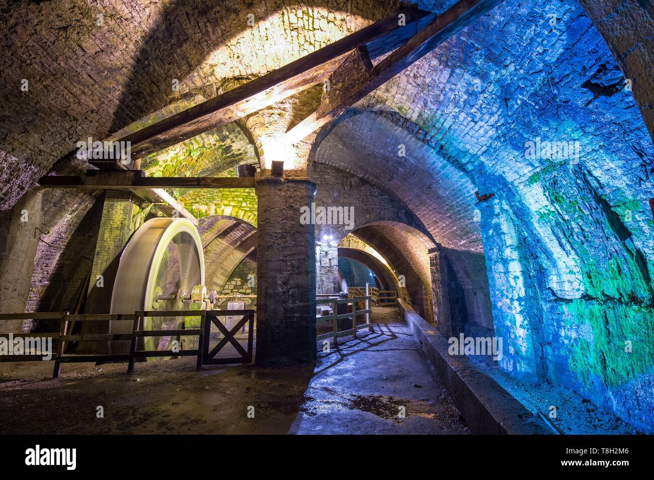 France, Jura, Salin les Bains, dans les tunnels de la grande saline inscrite au Patrimoine Mondial de l'UNESCO, l'installations souterraines pour l'exploitation du sel encore du travail Banque D'Images