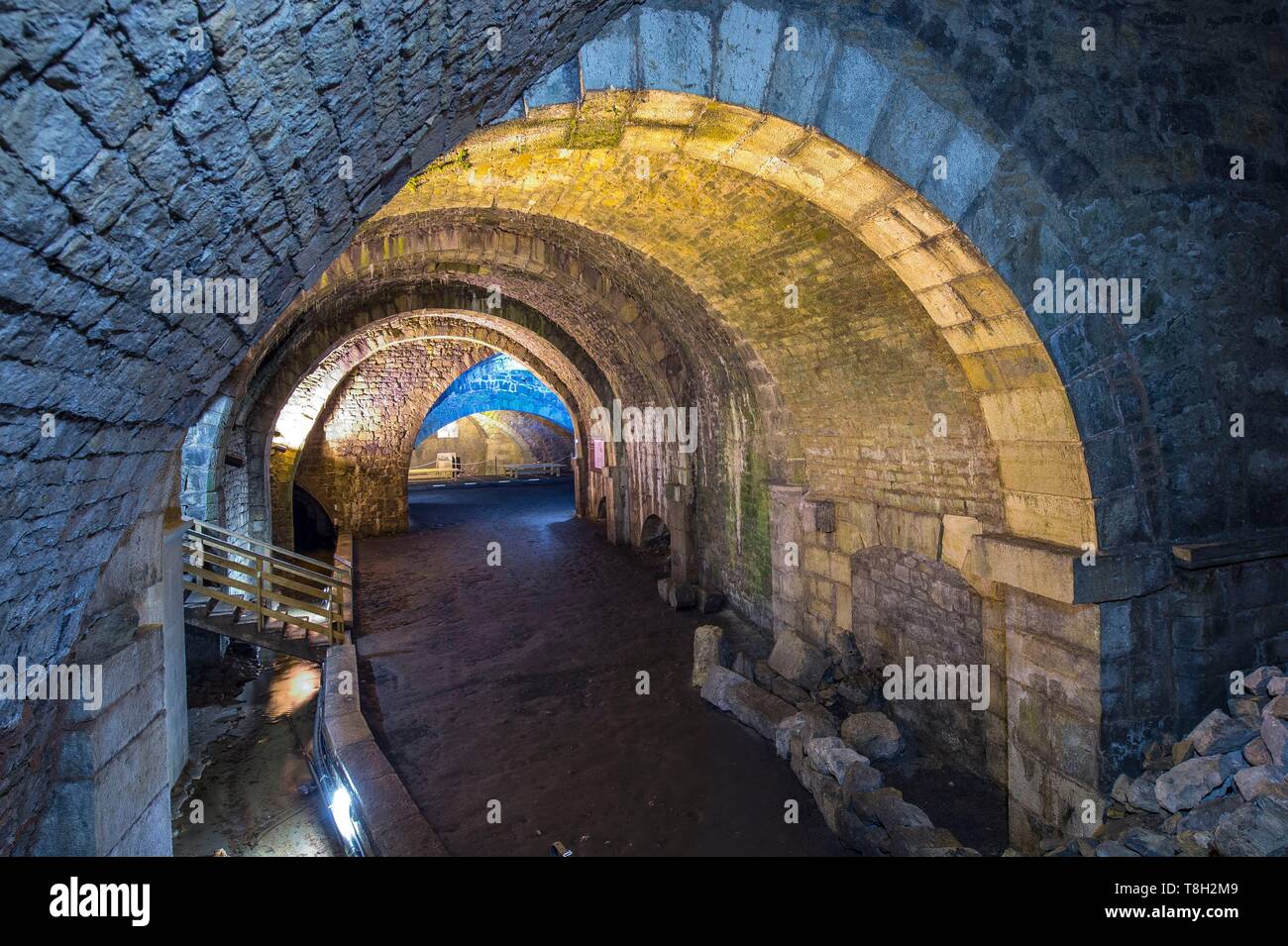 France, Jura, Salin les Bains, dans les tunnels de la grande saline inscrite au Patrimoine Mondial de l'UNESCO, l'installations souterraines pour l'exploitation du sel encore du travail Banque D'Images