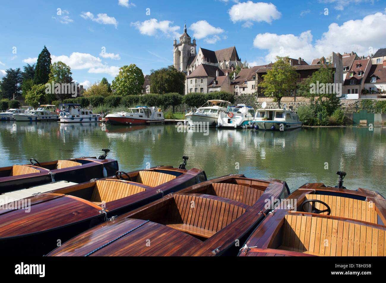 France, Jura, Dole, le port fluvial sur le canal du Rh ne¶Rhin et les  bateaux de bois et loué la collégiale Photo Stock - Alamy