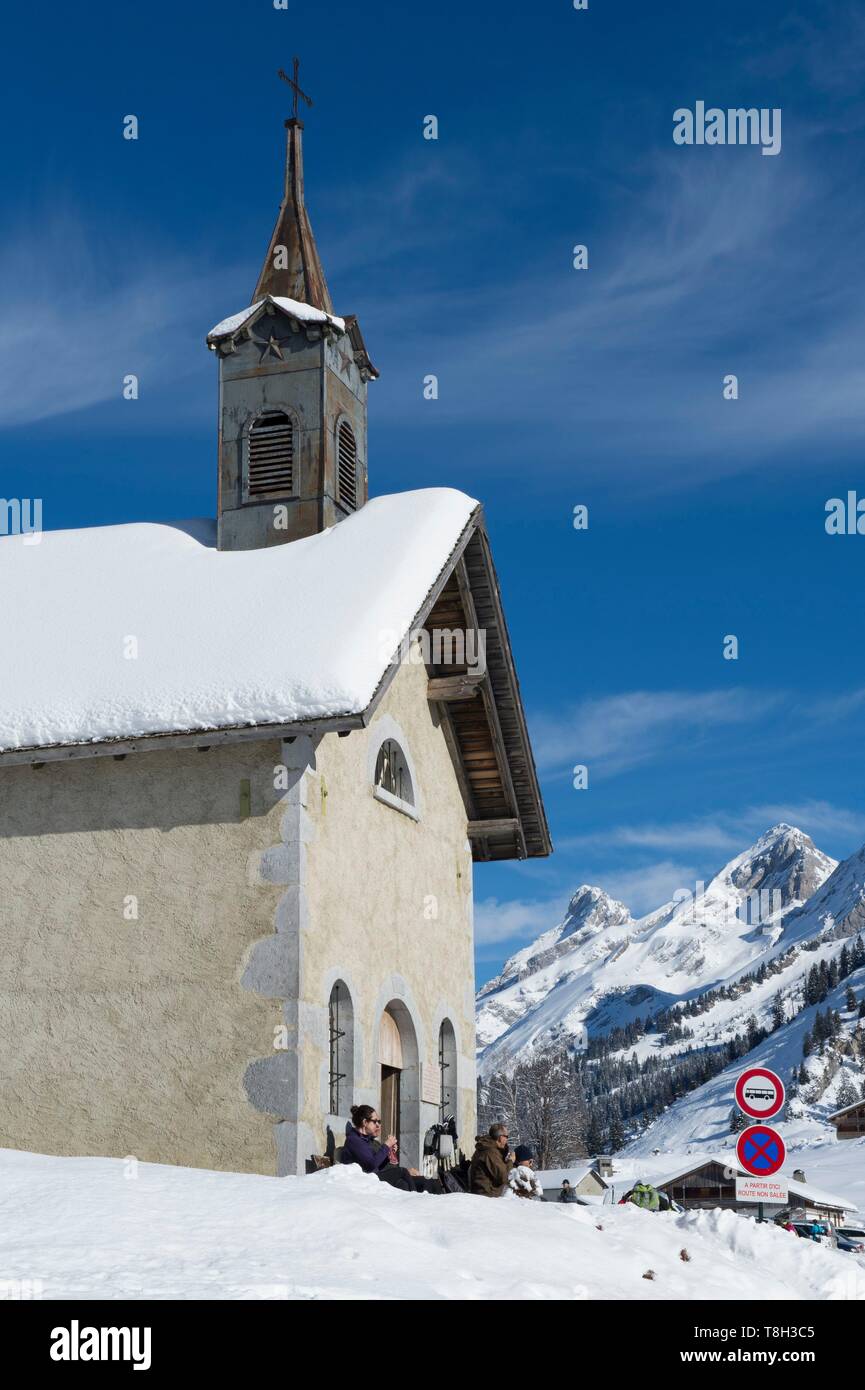 France, Haute Savoie, massif des Aravis, au dessus de la Clusaz le hameau des confins et la pointe percée Banque D'Images