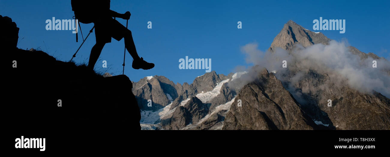 Backpacker marche sur sommet de montagne. Style de randonnée Banque D'Images