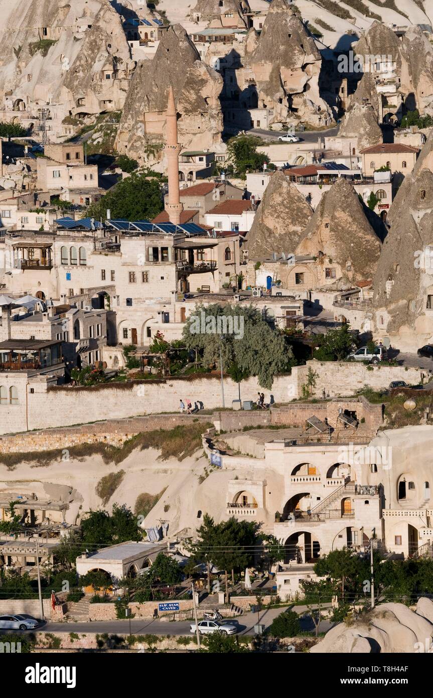 La Turquie, l'Anatolie centrale, la Cappadoce, inscrite au Patrimoine Mondial de l'UNESCO, Uchisar, collines de tuf et des habitations troglodytiques Banque D'Images