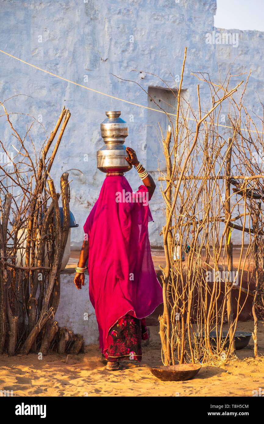 L'Inde, Rajasthan, Osiyan (ou) d'Osian, passerelle vers le désert de Thar, femme venant de la même Banque D'Images