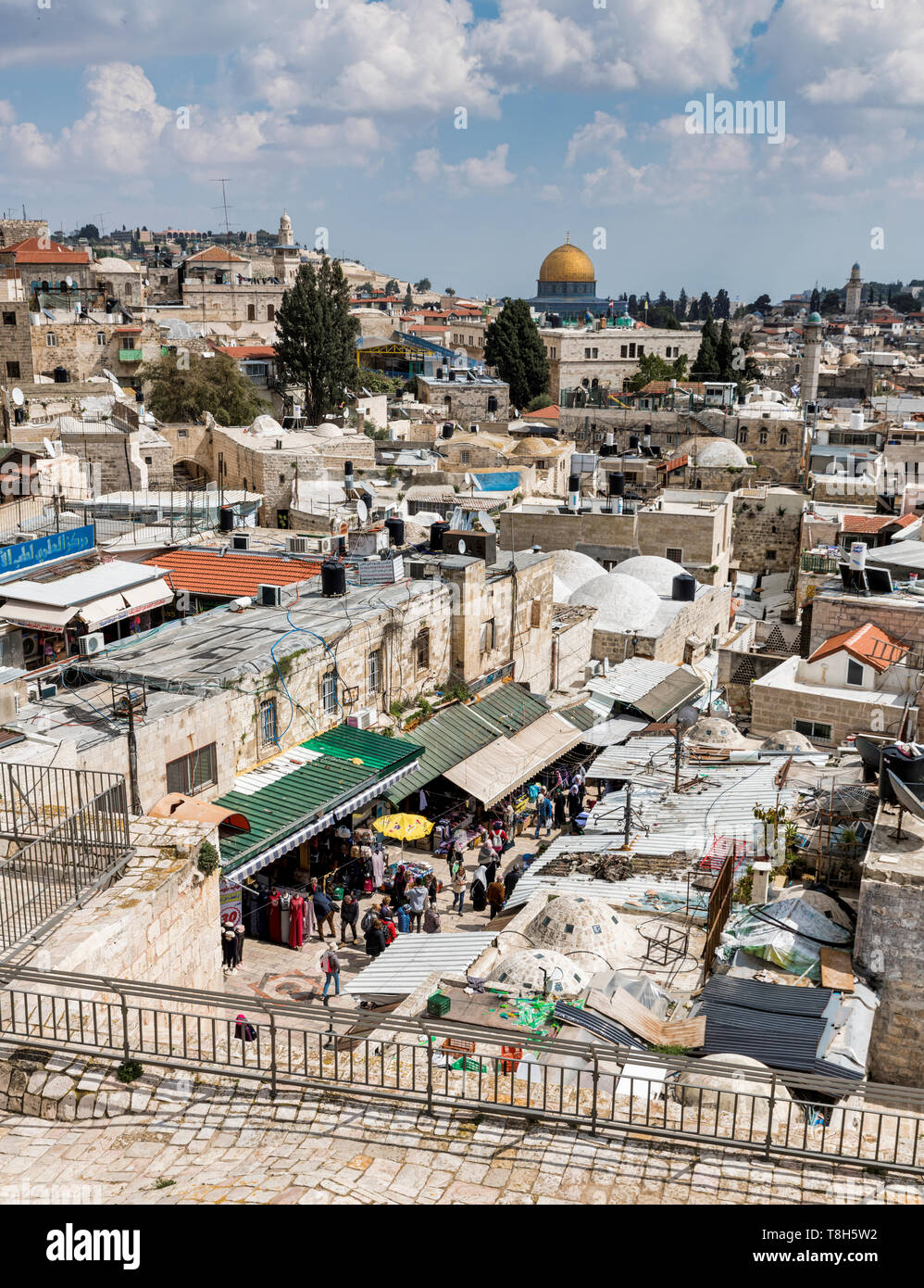 Jérusalem, Israël,27-mars-2019:vue d'une tournée sur le mur ouest de Jérusalem à la coupole et les étals du marché avec des gens dans le moslim quartier de la vieille ville Banque D'Images
