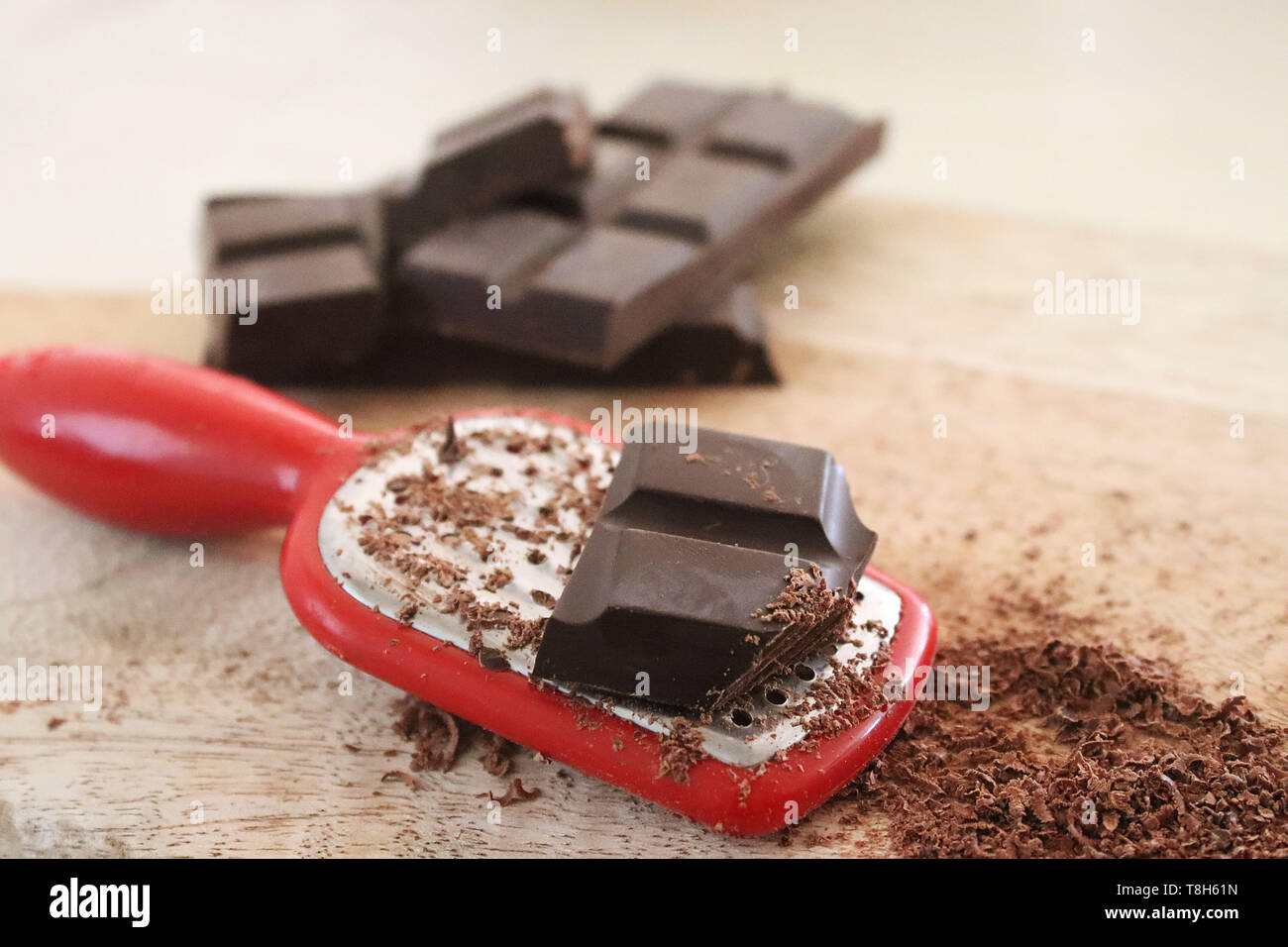 Râpe à chocolat, chocolat râpé et on a chopping board Photo Stock - Alamy