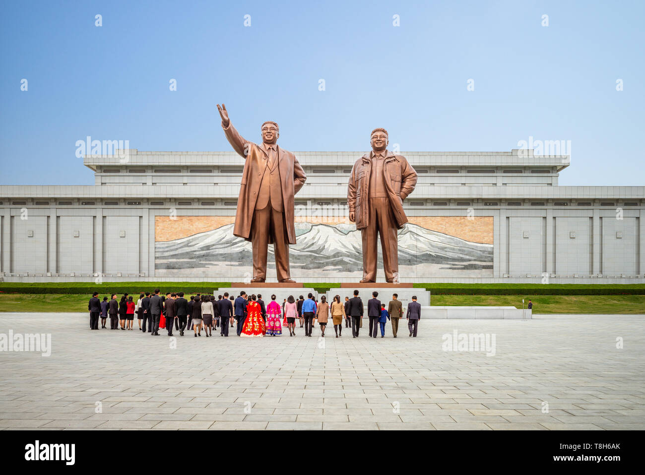 Pyongyang, Corée du Nord - 29 Avril 2019 : Kim Il Sung et Kim Jong Il statues en troupe artistique Mansudae, Pyongyang. Banque D'Images
