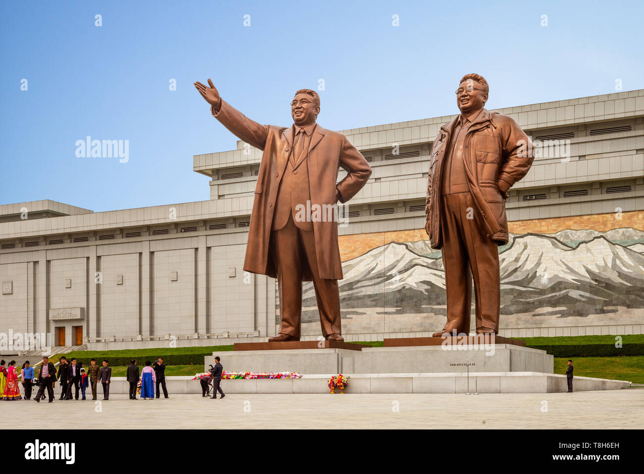 Pyongyang, Corée du Nord - 29 Avril 2019 : Kim Il Sung et Kim Jong Il statues en troupe artistique Mansudae, Pyongyang. Banque D'Images
