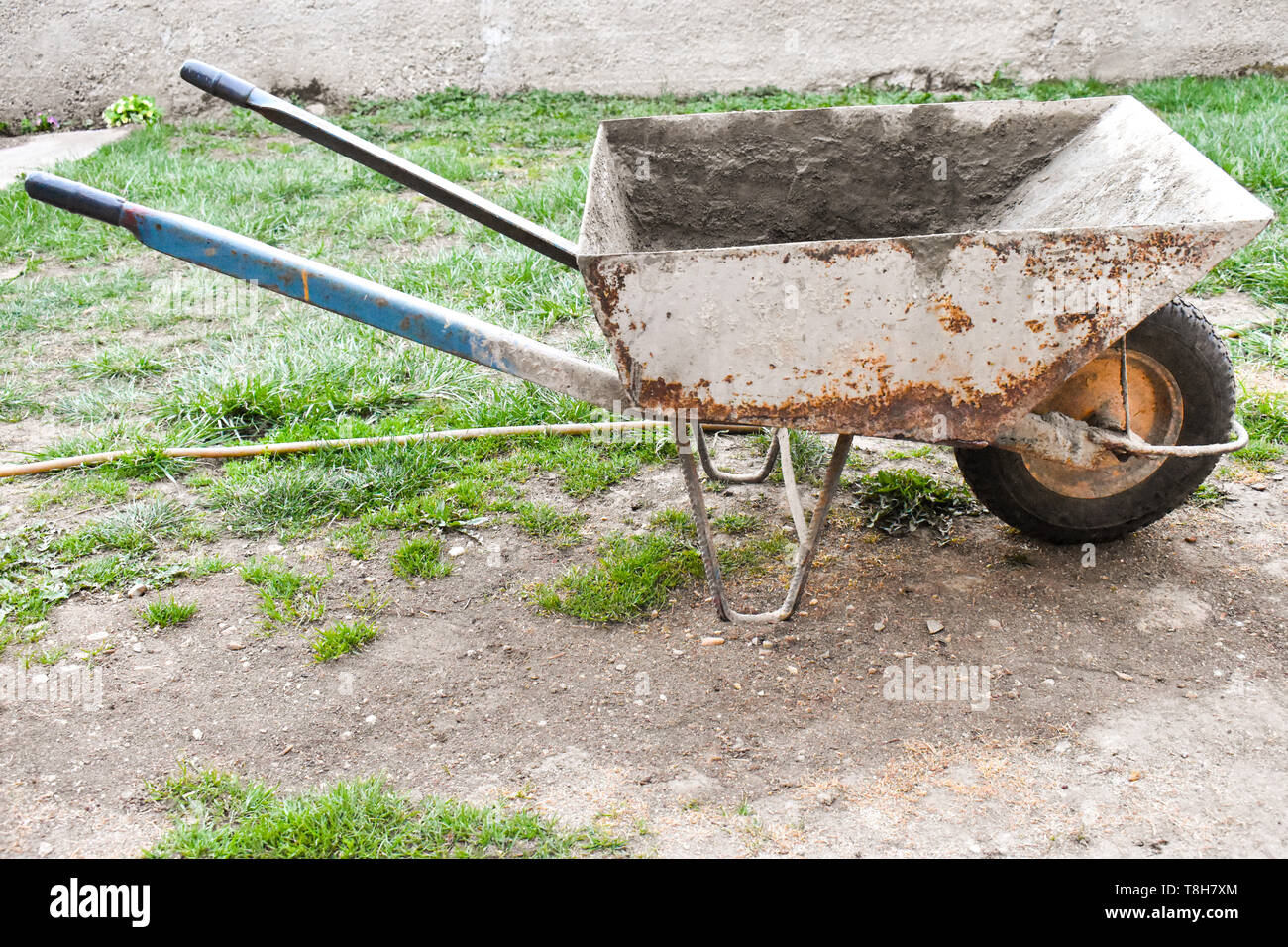 Brouette sale et rouillé Photo Stock - Alamy