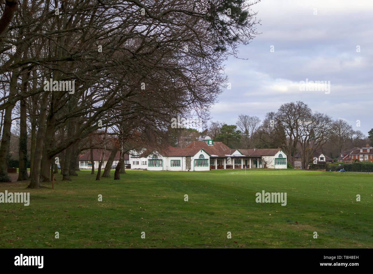 Avis de Woking Golf Club et le club-house à Hook Heath, Woking sur l'image avec un ciel nuageux en hiver Banque D'Images