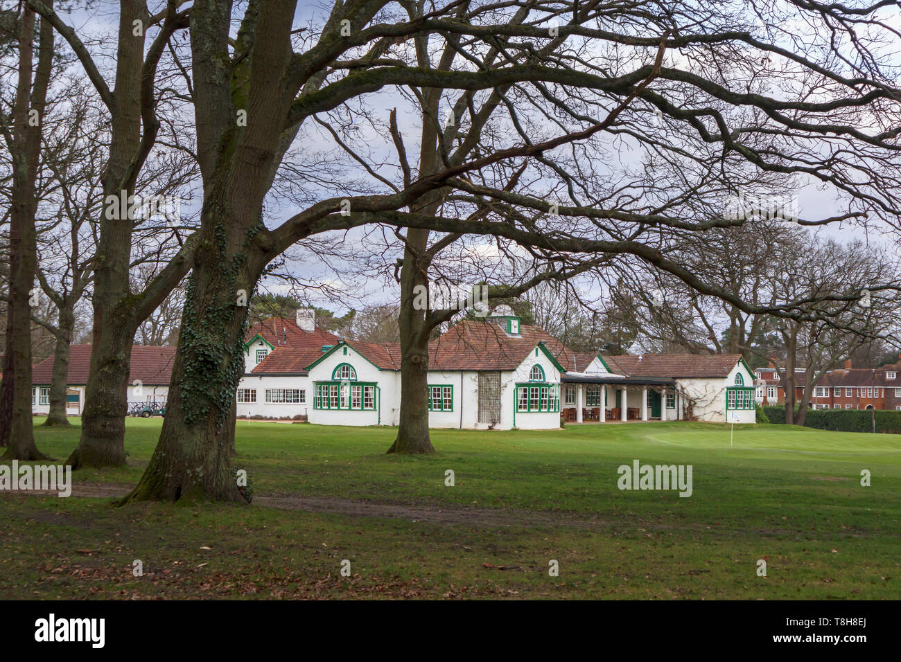 Avis de Woking Golf Club et le club-house à Hook Heath, Woking sur l'image avec un ciel nuageux en hiver Banque D'Images