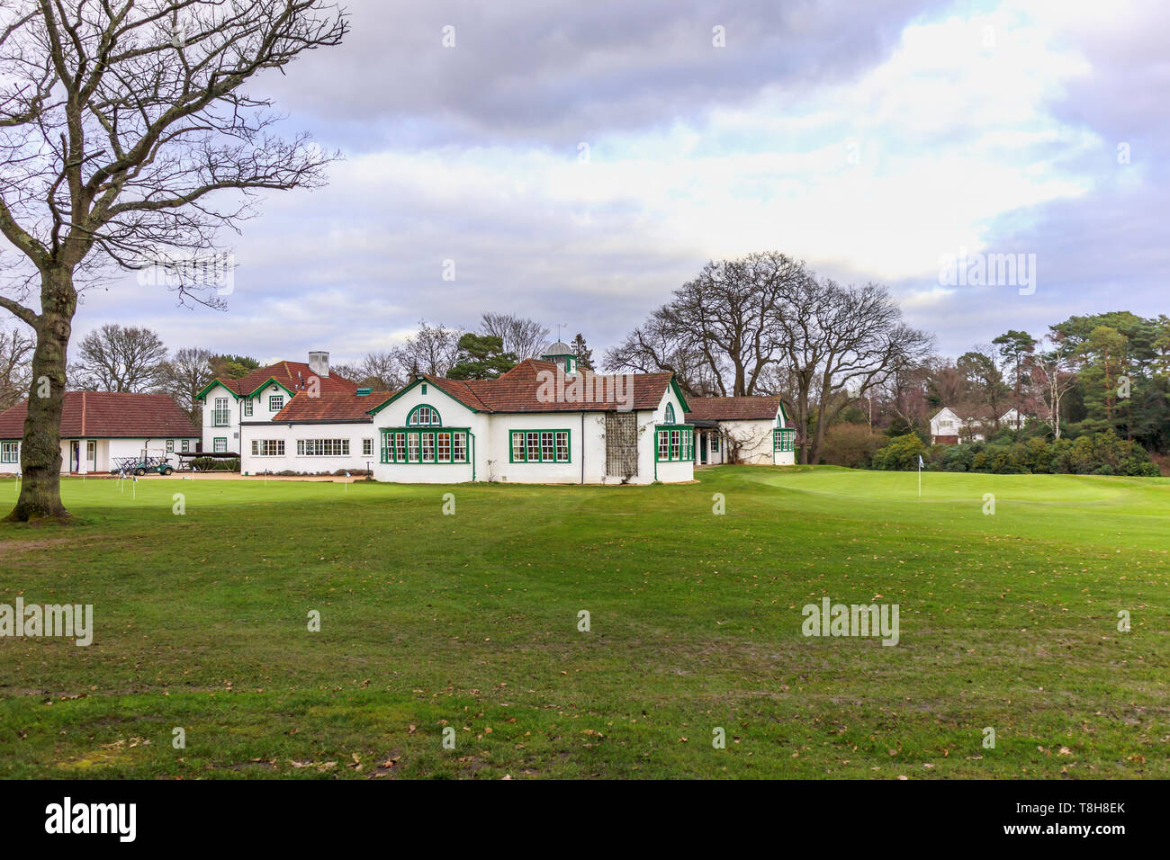 Avis de Woking Golf Club et le club-house à Hook Heath, Woking sur l'image avec un ciel nuageux en hiver Banque D'Images