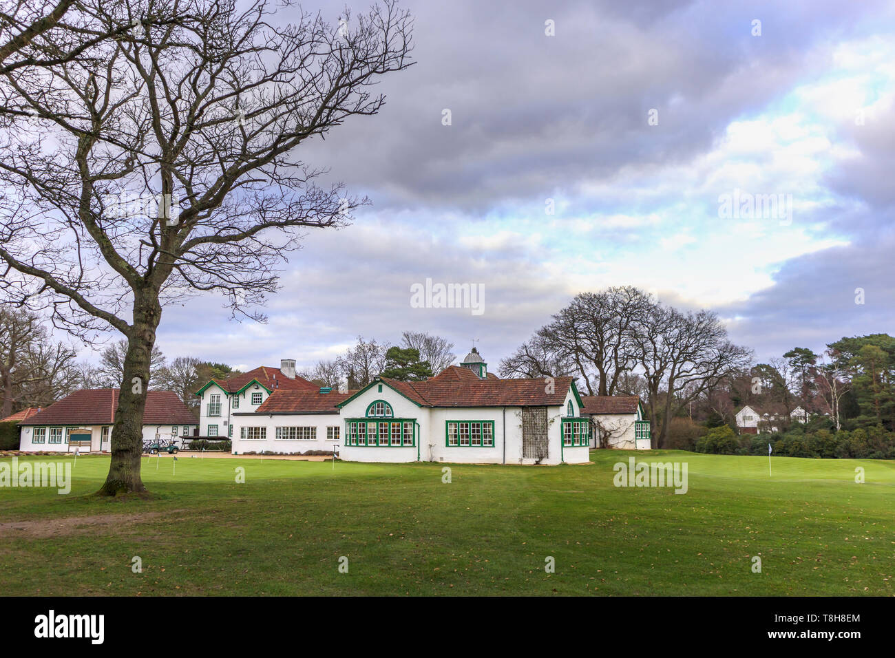 Avis de Woking Golf Club et le club-house à Hook Heath, Woking sur l'image avec un ciel nuageux en hiver Banque D'Images
