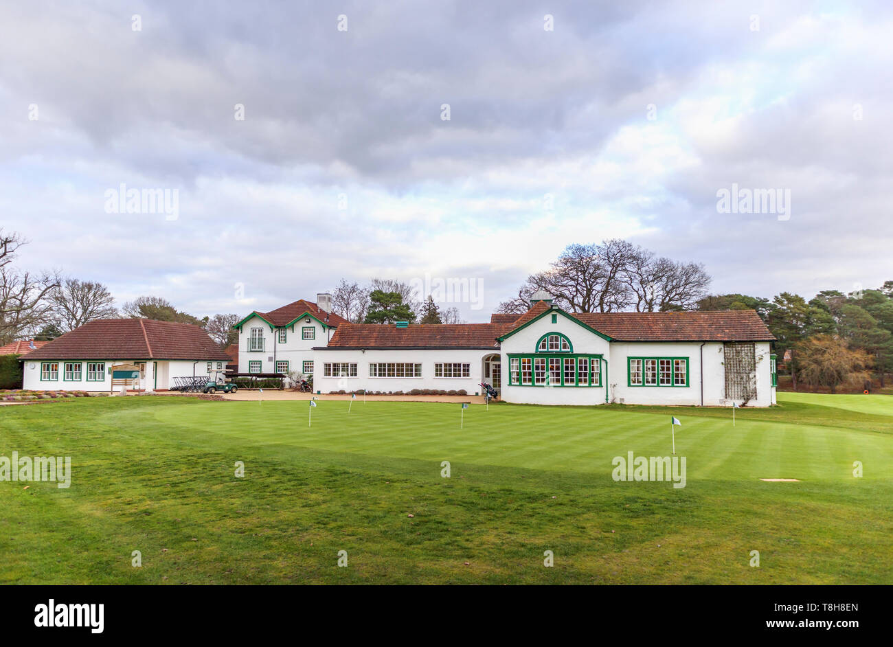 Avis de Woking Golf Club club-house et son putting green à Hook Heath, Woking sur un jour nuageux avec un ciel couvert en hiver Banque D'Images