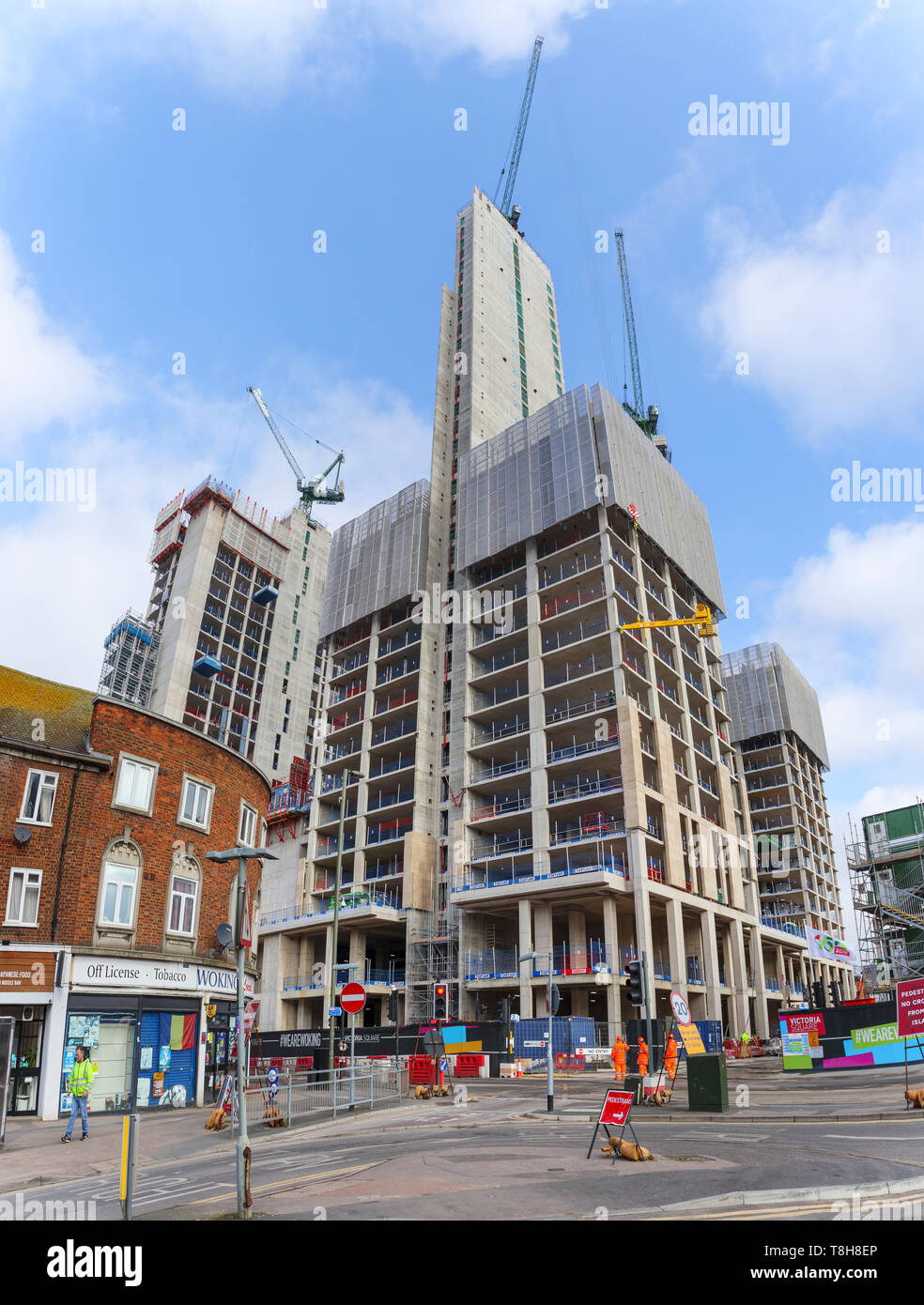 Woking, Surrey : construction du nouveau haut lieu utilisation mixte Victoria Square se poursuit avec des carottes de béton et de grues à tour Banque D'Images