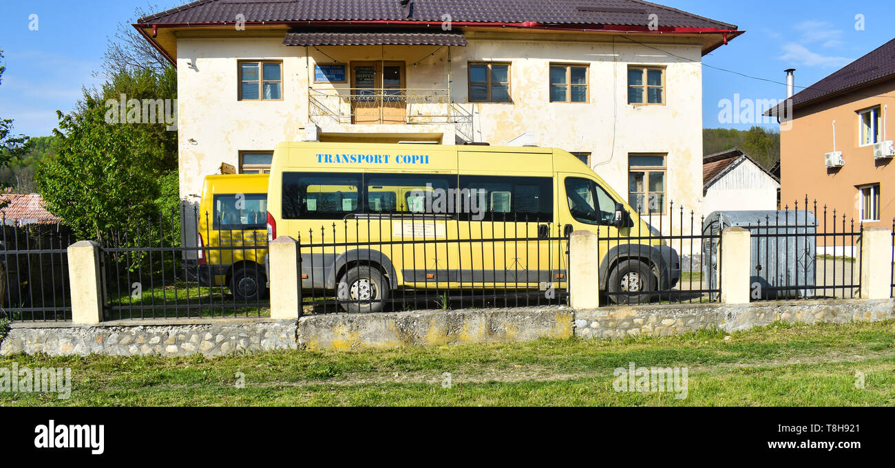 School bus garé dans la cour schoold - Roumanie - 20.04.2019 Banque D'Images