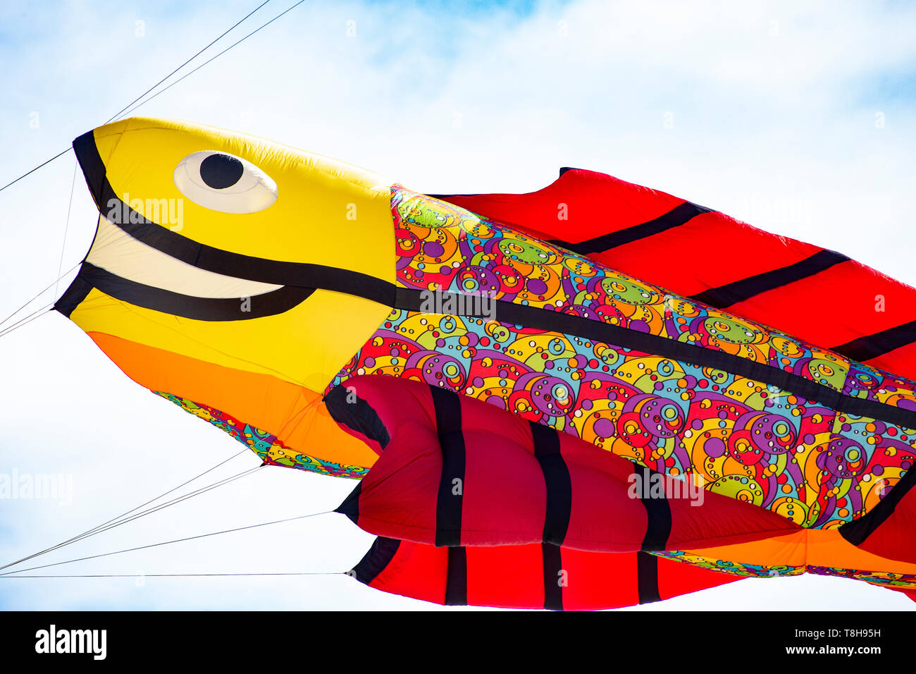 Cerf-volant Volant en forme de poisson de couleur jaune et rouge Banque D'Images