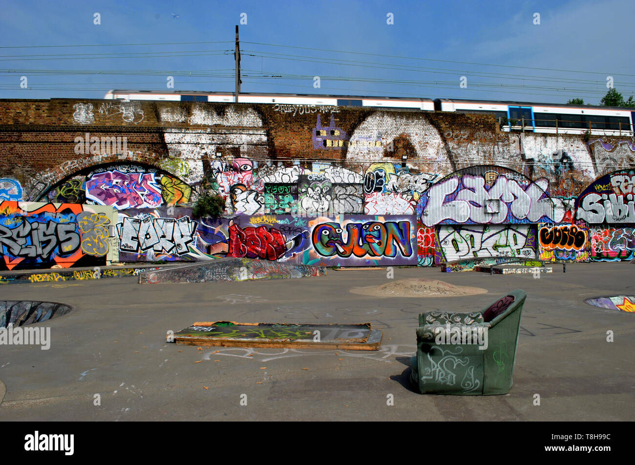 Un parc de skate désert de Mile End dans l'est de Londres, avec des graffitis et une chaise confortable à l'ancienne, qui a été jeté. Banque D'Images