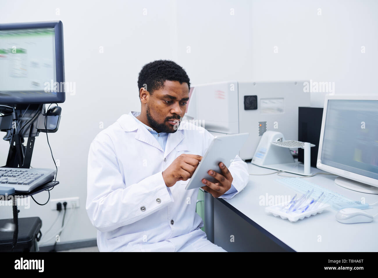 Black scientifique médicale, l'analyse des données sur les tablettes Banque D'Images