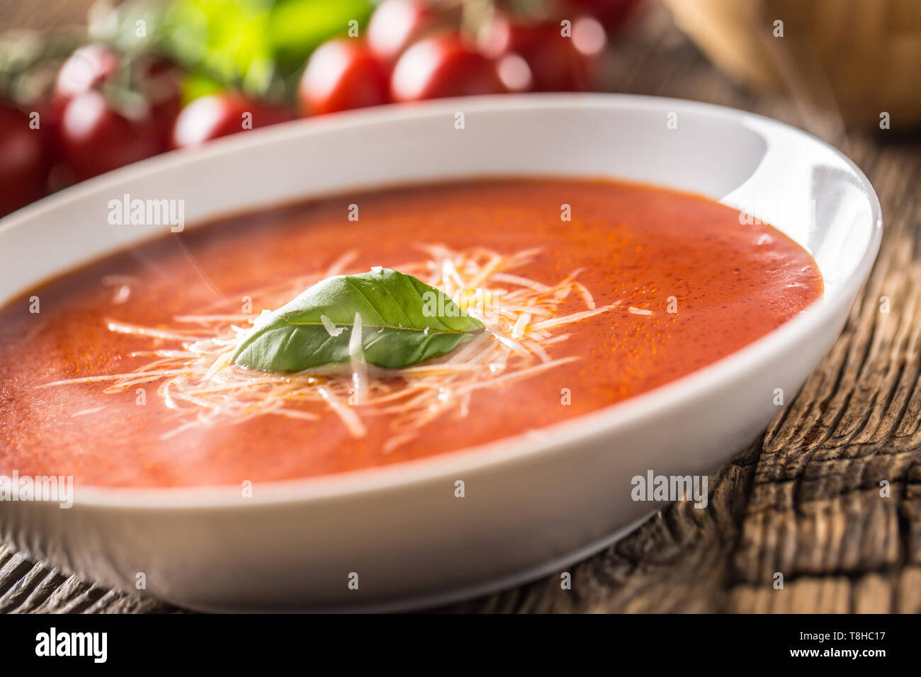 Sex soupe de tomate et basilic parmesan laisser sur table oal ancien Banque D'Images