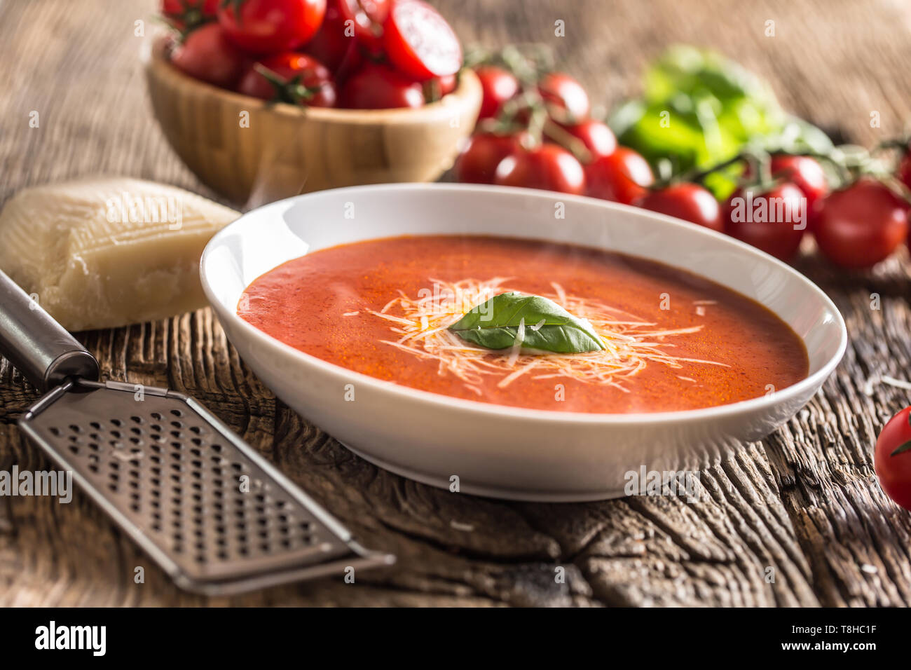 Sex soupe de tomate et basilic parmesan laisser sur table oal ancien Banque D'Images