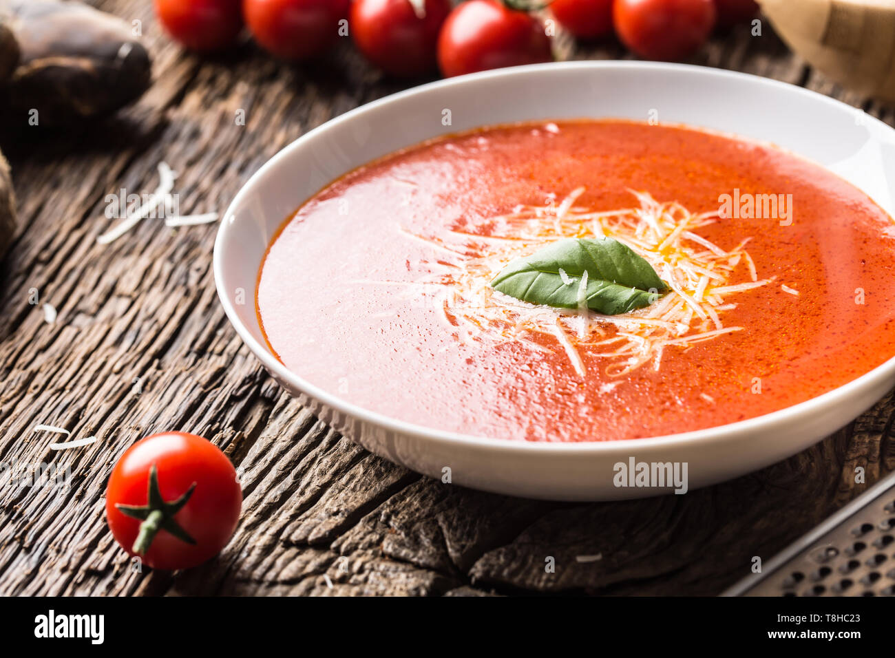 Sex soupe de tomate et basilic parmesan laisser sur table oal ancien Banque D'Images
