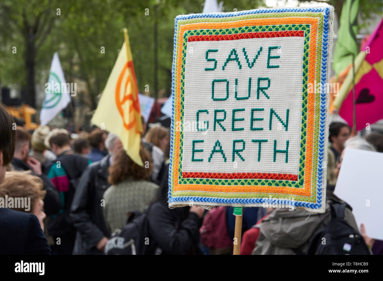 England-May:1,2019 London,sauver notre planète Banner étant agité durant la rébellion d'extinction de protestation dans la place du Parlement Banque D'Images