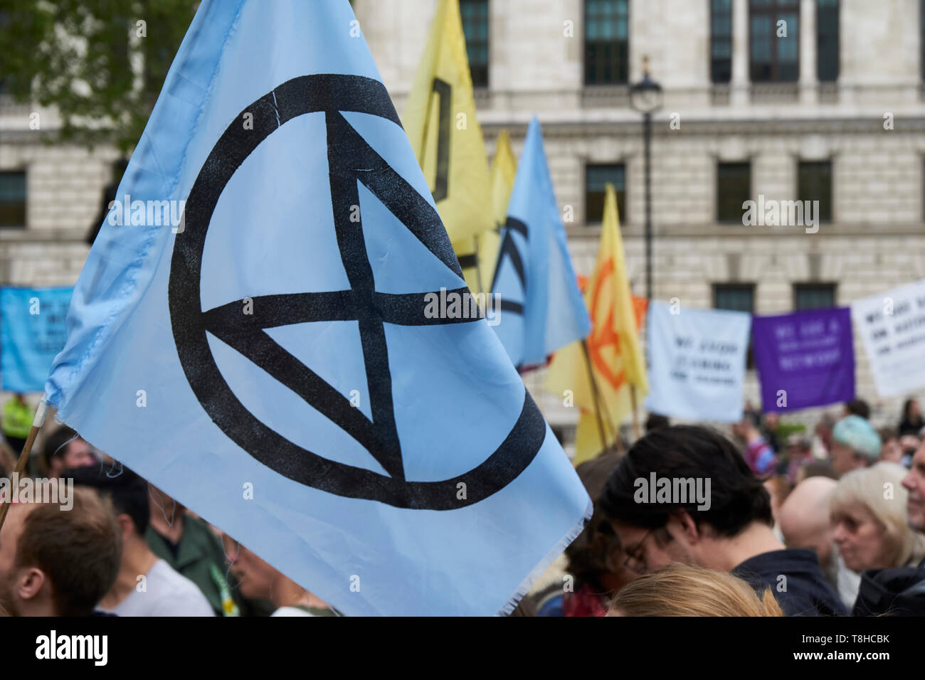 England-May,Londres 1,2019:extinction de brandir le drapeau de la rébellion pendant le changement climatique mondial rassemblement à la place du Parlement, Londres Banque D'Images