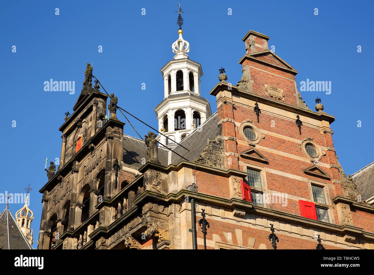 La façade extérieure de l'Oude Stadhuis, et l'horloge de Grote of Sint Jacobskerk en arrière-plan, La Haye, Pays-Bas Banque D'Images