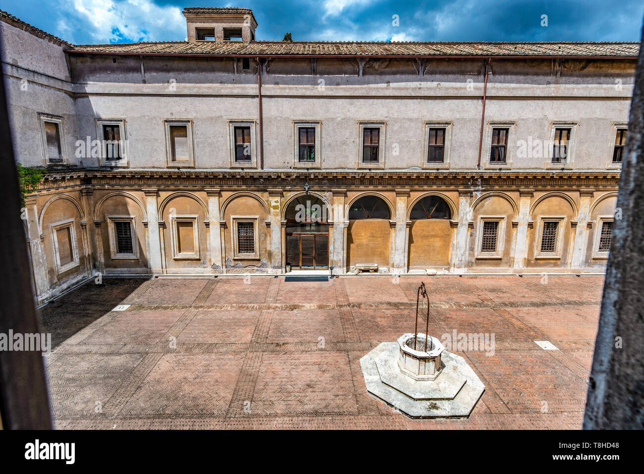 La cour de Casale di San Pio V (Saint Pio V Chambre) vue depuis une fenêtre du palais, à Rome, Italie Banque D'Images